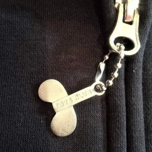 ロゴ入りのワインドアップチャームのファスナー