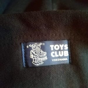フードにはTOYS CLUBのネーム